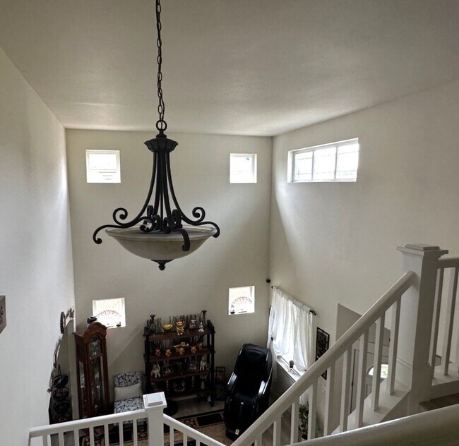 Building Photo - Beautiful 5 Bed/3Ba Single Family Home