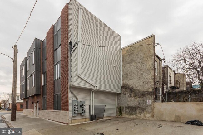 Building Photo - 316 S 52nd St