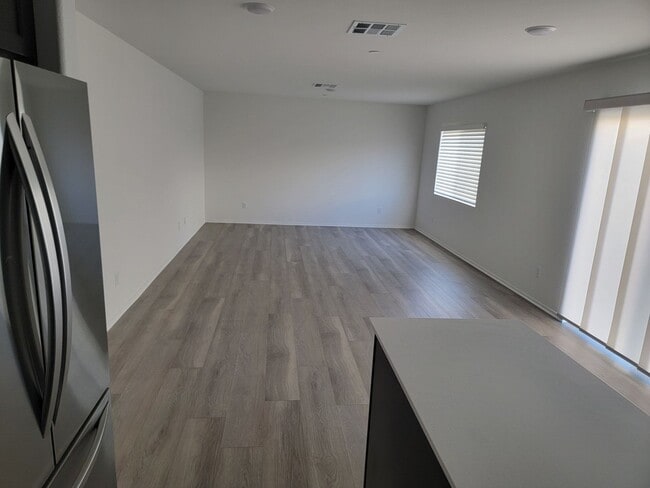 Building Photo - AVAILABLE MAY 15TH