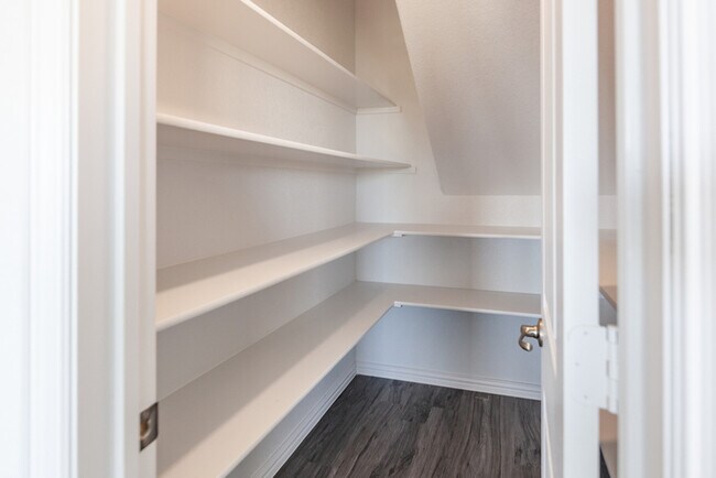 Building Photo - 2090 Peppermint Ln