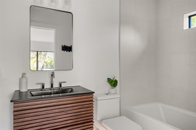 Building Photo - 870 Carver St