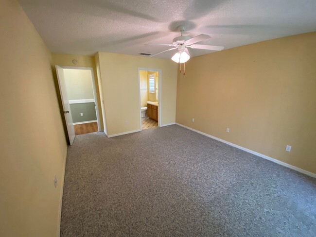 Building Photo - Beautiful Unfurnished, pet friendly home A...