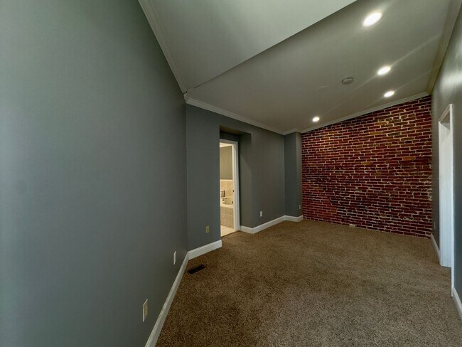 Building Photo - Charming 2Bed/2.5Bath in Washington Vilage - Extra Space in the Basement