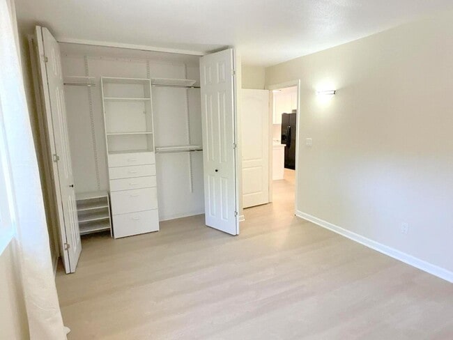 Building Photo - NEW PRICE ! Newly updated Danville Greenbr...
