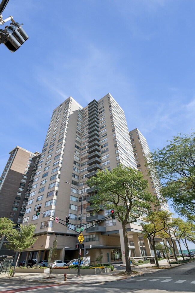 Primary Photo - 6301 N Sheridan Rd