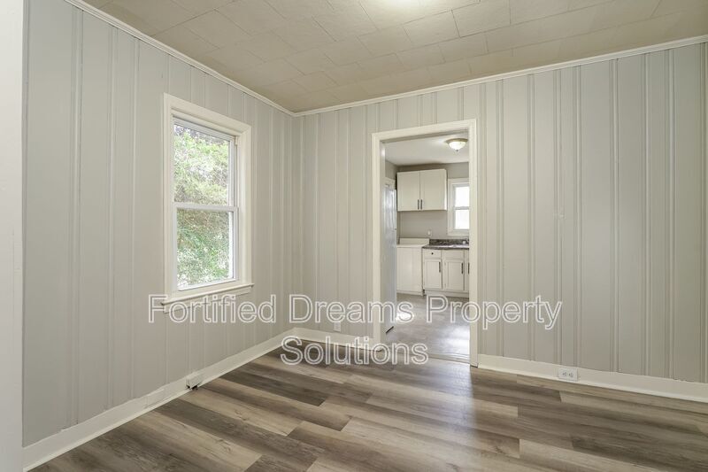 Building Photo - 2010 Temple St