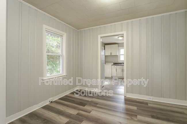 Building Photo - 2010 Temple St