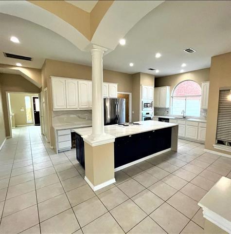 Building Photo - 18716 Greenside Dr