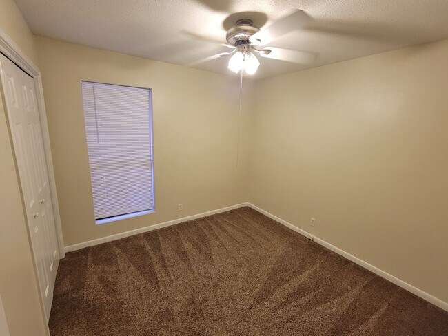 Building Photo - Cute 3B/2B Home Available on October 1st!