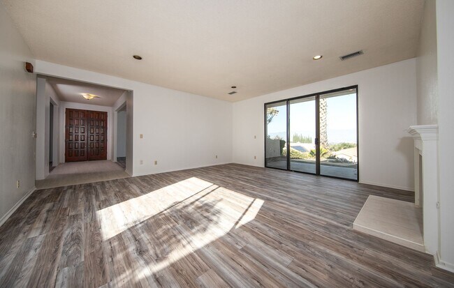 Building Photo - Spacious 4 Bedroom 3.5 Baths with Views!!