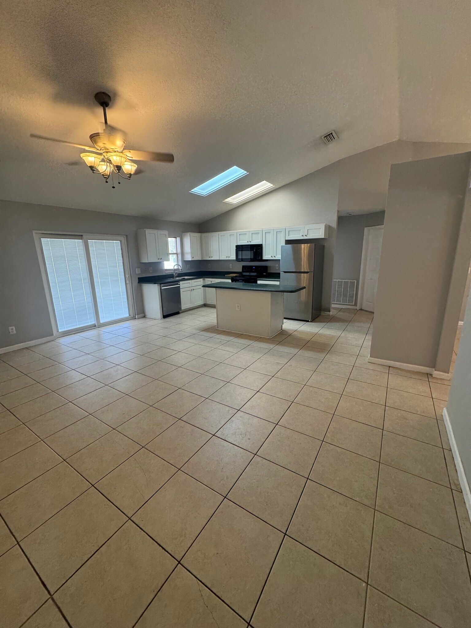 Building Photo - 449 SW Fifer Ave