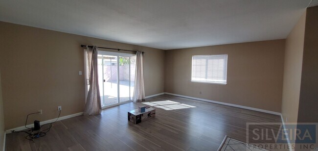 Building Photo - 1642 N Russell Ave