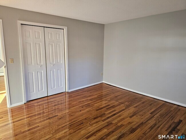 Building Photo - 494 Oak Ave