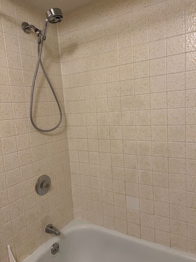 Building Photo - Two bedroom Condo on Westside!! 1 MONTH FREE
