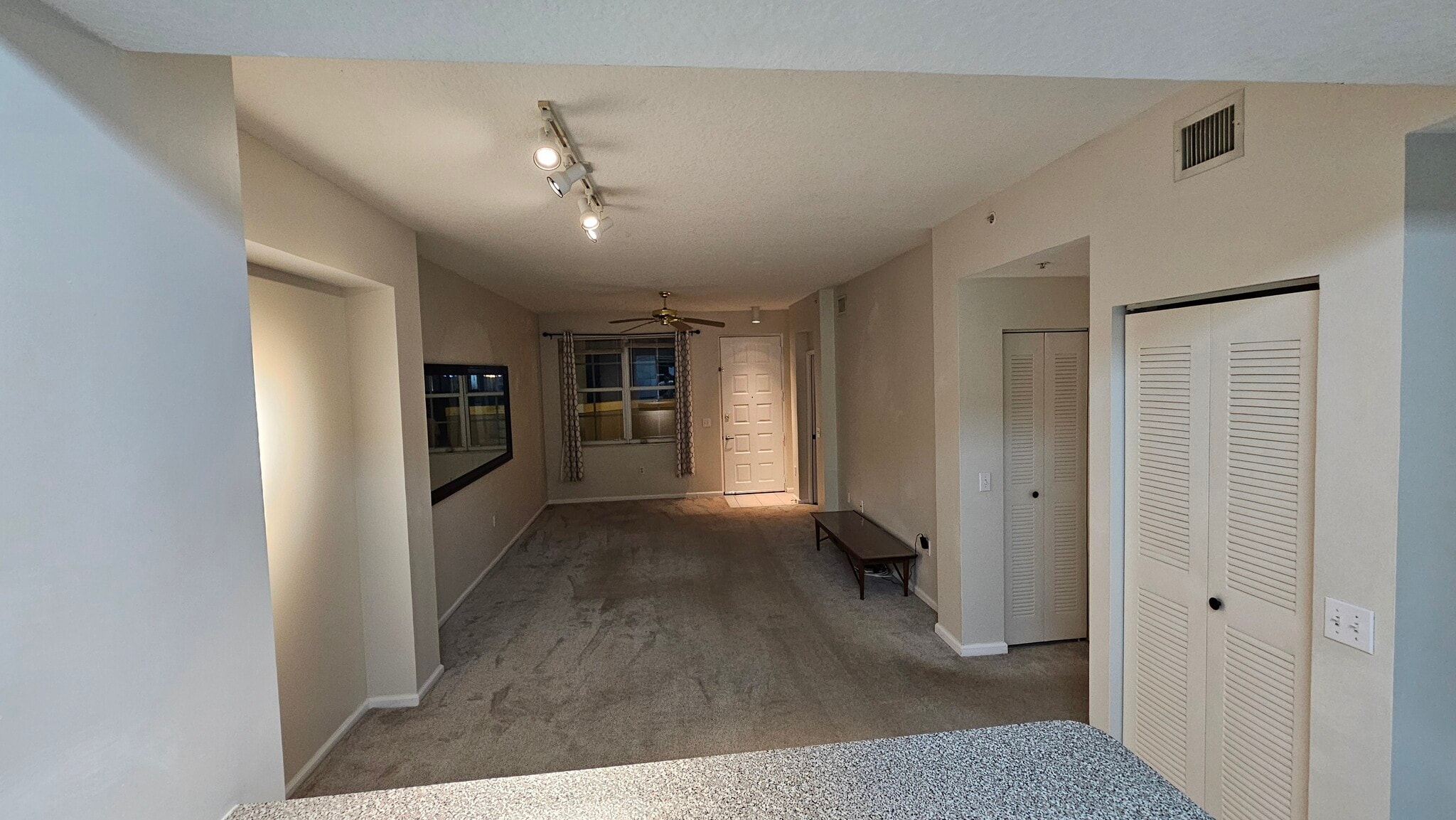 Living room/dining room - 1152 University Blvd