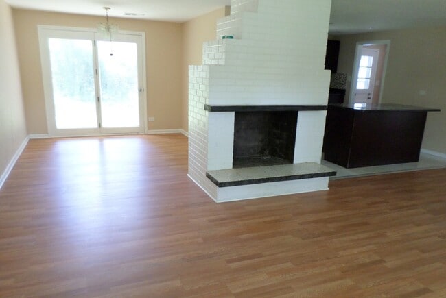 Building Photo - Awesome Single Family Home Available For Rent