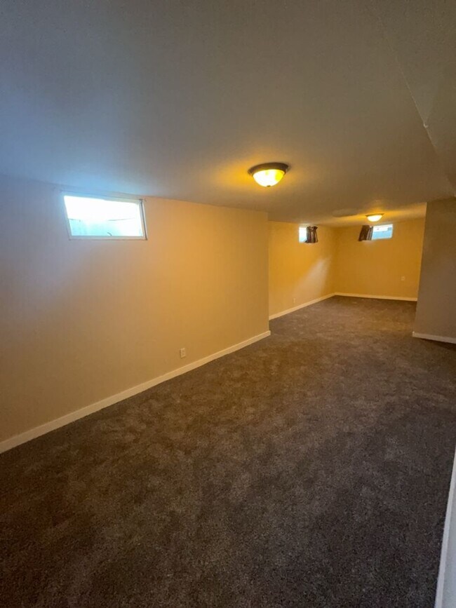Building Photo - Beautifully Updated 3 Bedroom 2 Bath Home ...