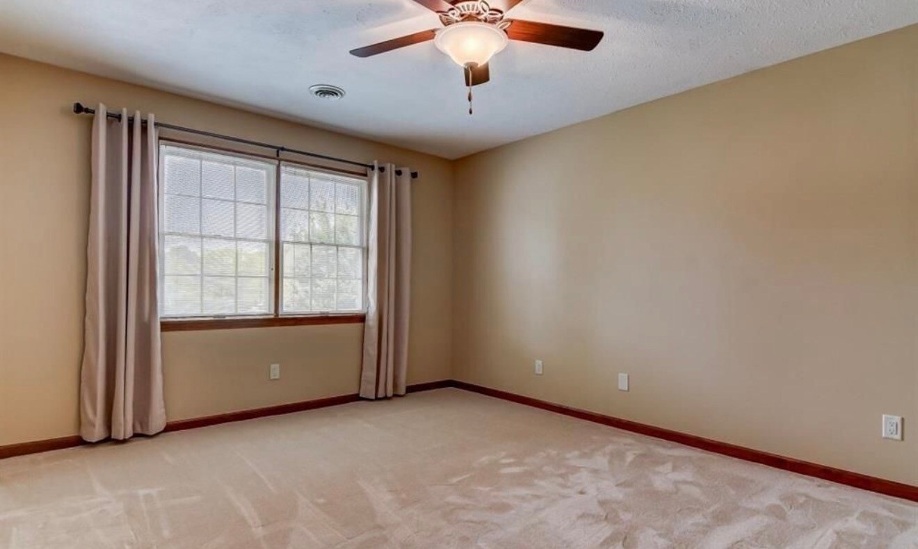 Building Photo - 3120 Kensington Dr