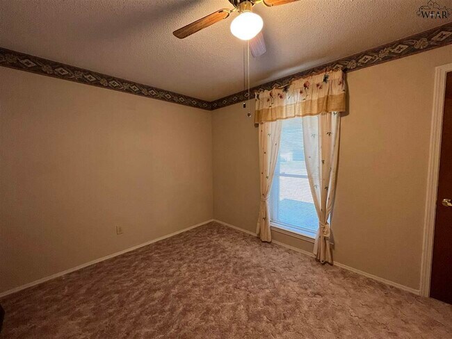 Building Photo - 2108 Selma Dr