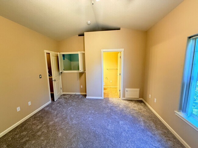 Building Photo - 1050 SW 170th Ave