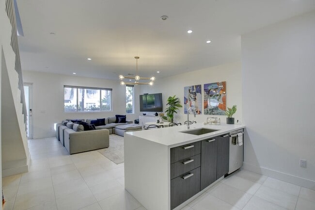 Building Photo - 1045 NE 18th Ave