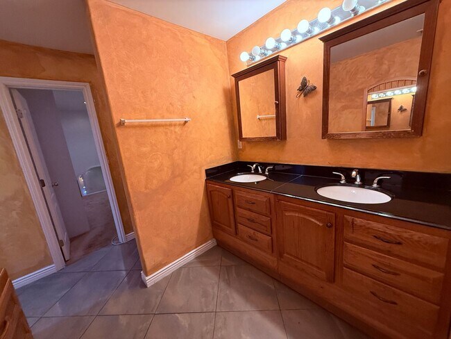 Building Photo - 9 Rooms  6 Bedroom 4 baths Granite Kitchen Executive Home For $5990