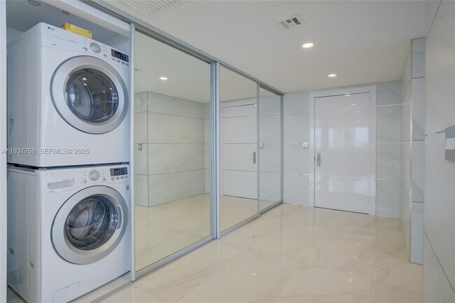 Building Photo - 1830 S Ocean Dr