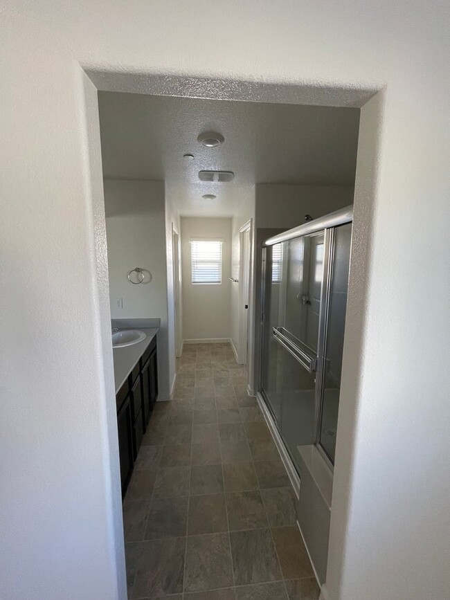 Building Photo - Beautiful 4 bed 2.5 bath in Sacramento!