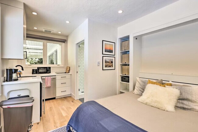 Building Photo - 155 E Creek Dr