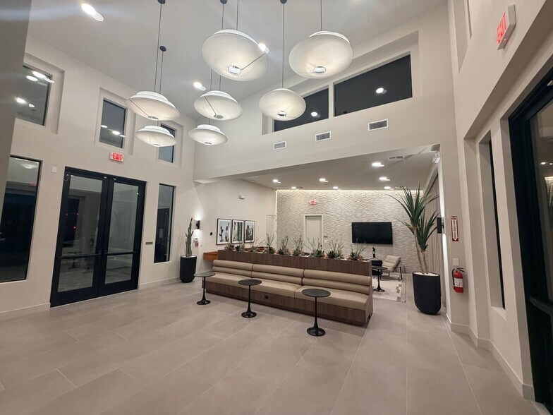 Building Photo - 2121 W Sonoran Desert Dr