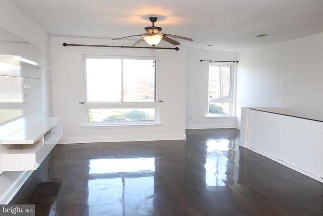 Building Photo - 210 James Ct