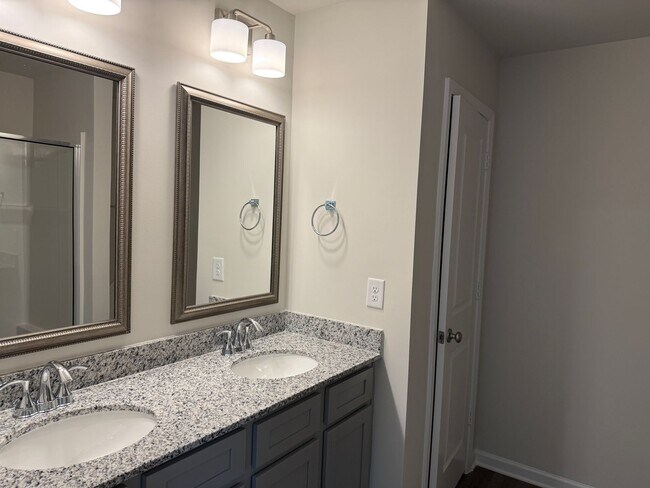 Building Photo - Lexington Townhouse - Call Lexington office for information 803-359-0793