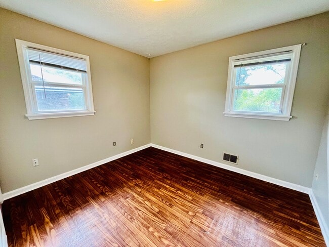 Building Photo - **COMING SOON** Updated 3BR Ranch in Shively Section 8 Accepted