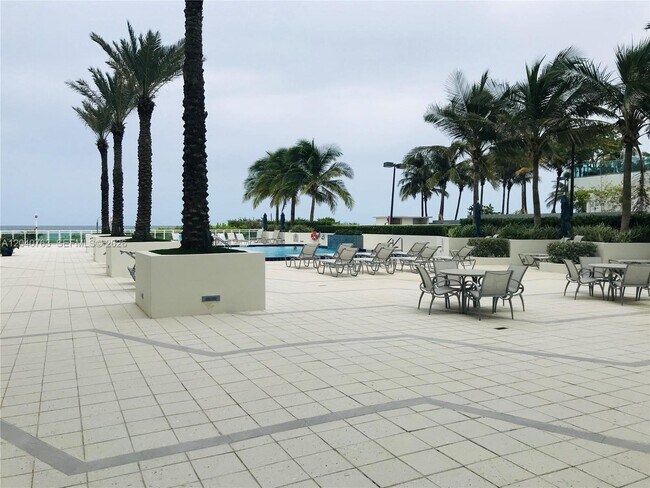 Building Photo - 6917 Collins Ave