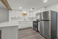 Building Photo - 802 Collins St