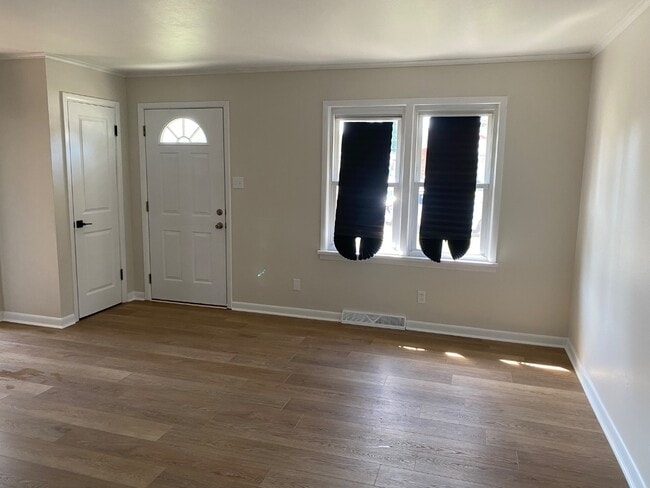 Building Photo - 664 N Walnut St