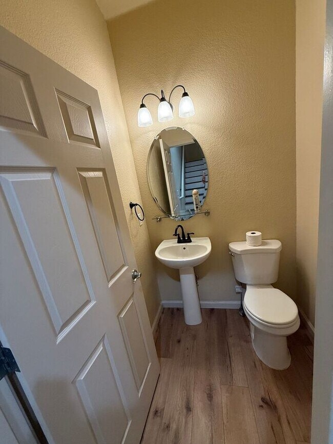 Building Photo - Modern Two–Primary Suite Townhome w/ 2-Car Garage in Sparks