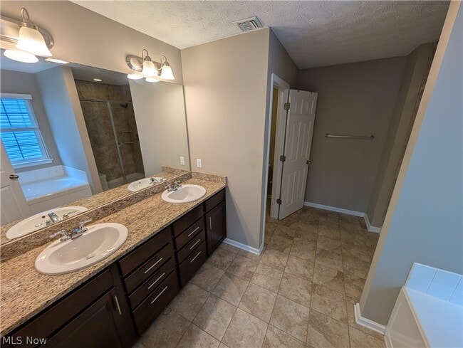 Building Photo - 32815 Rebecca Ln