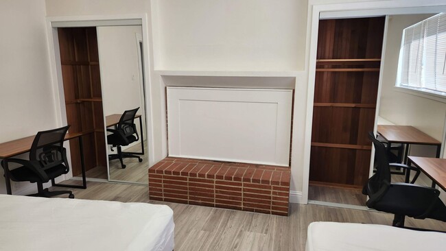 Building Photo - College Ave Apartment for Rent