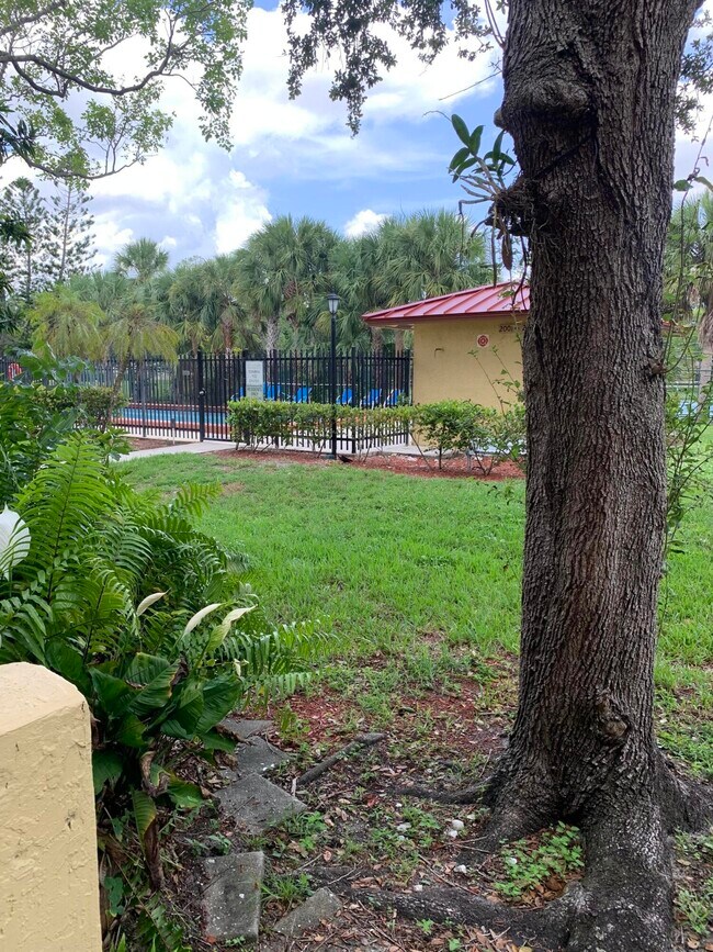 Building Photo - 2015 Coral Ridge Dr