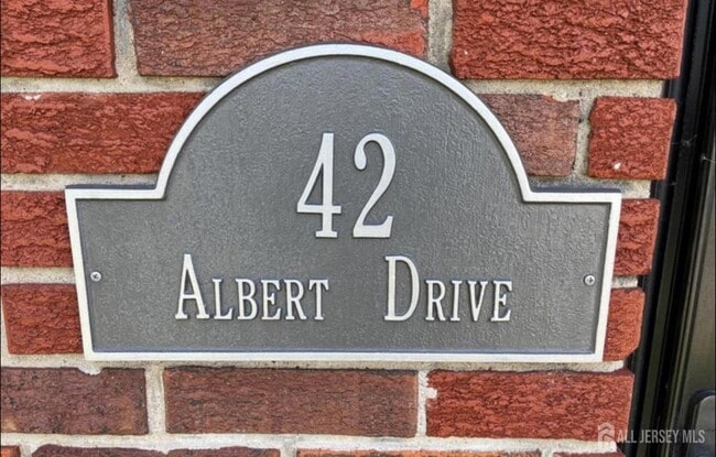 Building Photo - 42 Albert Dr