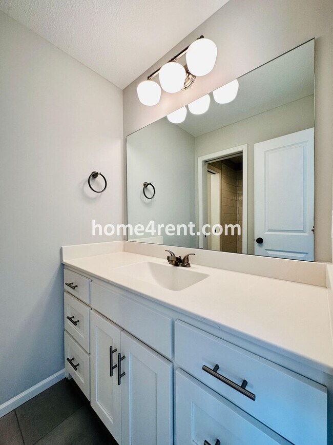 Building Photo - Exceptional Olathe Home in the Cedar Creek Subdivision w/ Wood Floors and a Finished Basment!