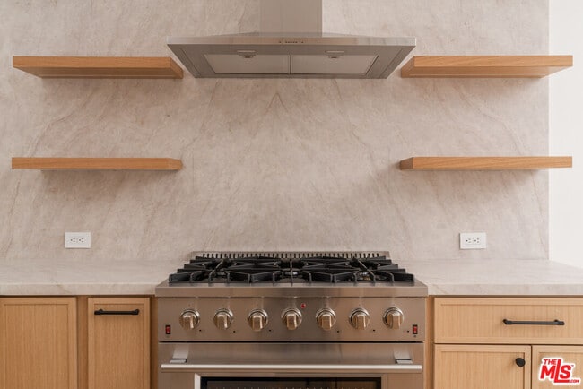 Building Photo - 1931 Sunset Plaza Dr