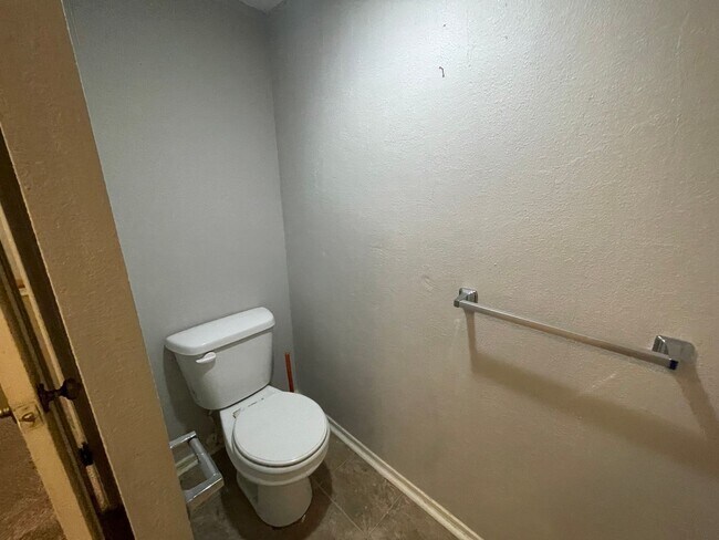 Building Photo - 3 Bed Duplex OKC