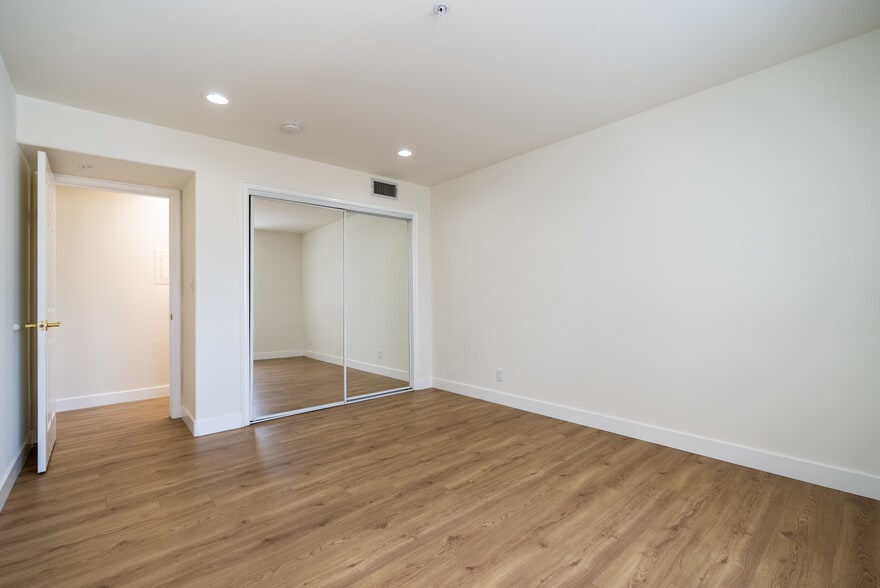 Building Photo - 1758 N Alexandria Ave