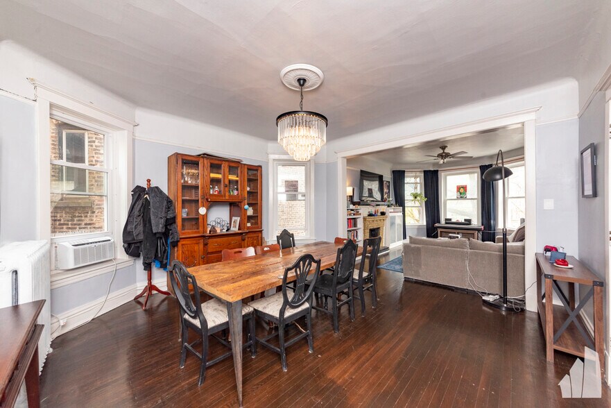 Building Photo - 842 W Waveland Ave