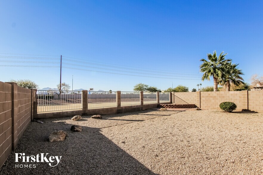 Building Photo - 11029 W Almeria Rd