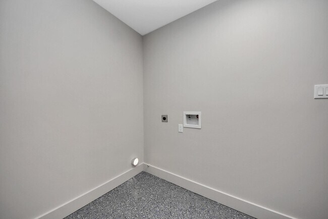 Building Photo - 1503 Locklaine Dr