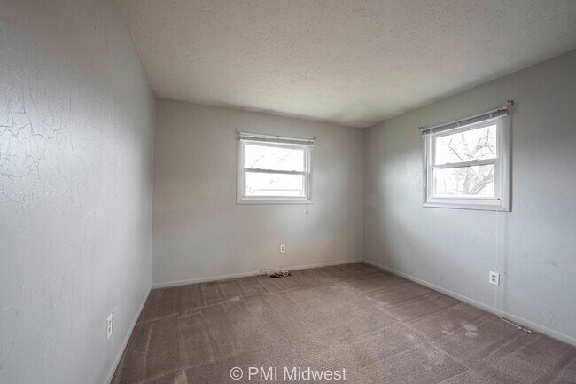 Building Photo - 209 W Green Meadows Dr