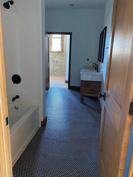 Building Photo - 403 Main St